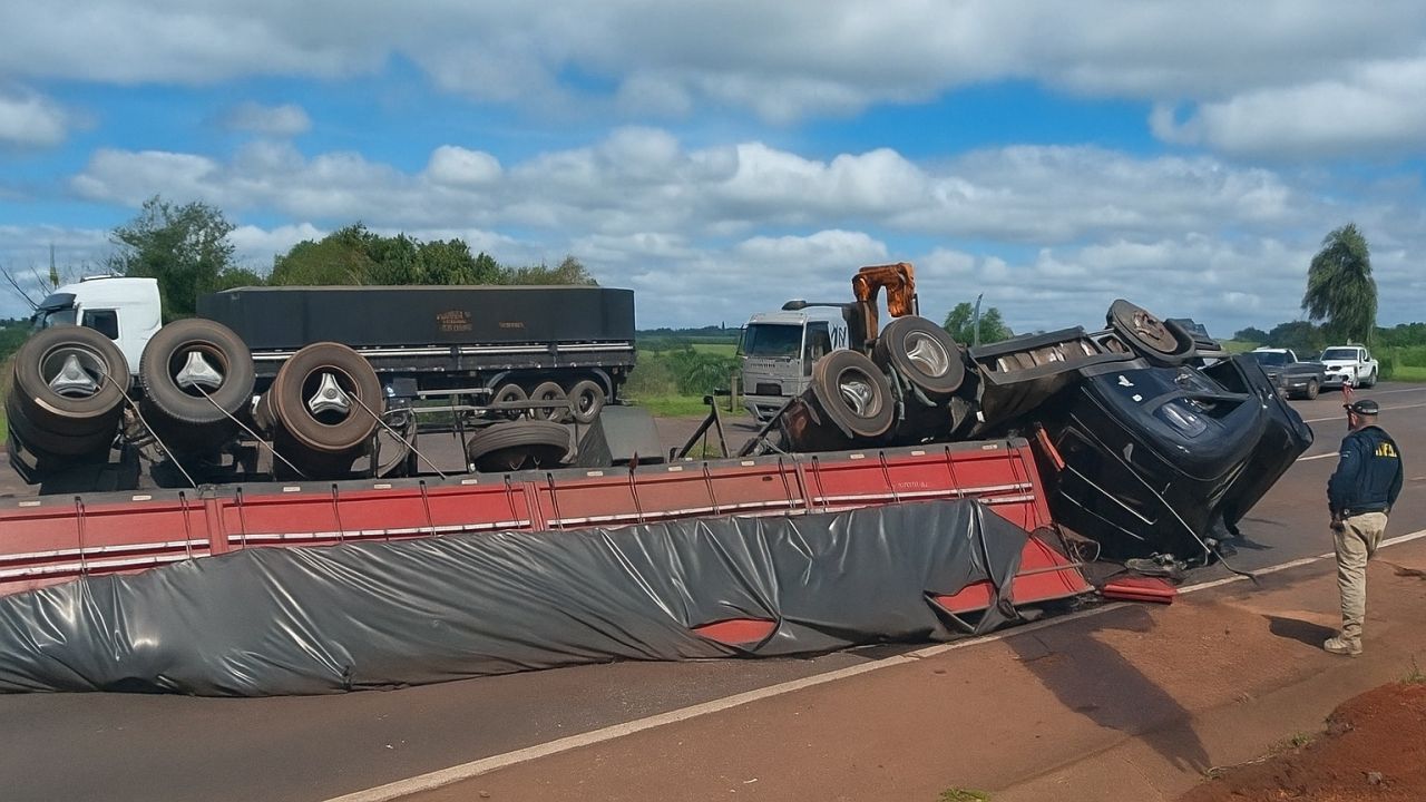 Caminhão tomba na BR-163 entre Cascavel e Toledo e interdita pista no sentido Cascavel