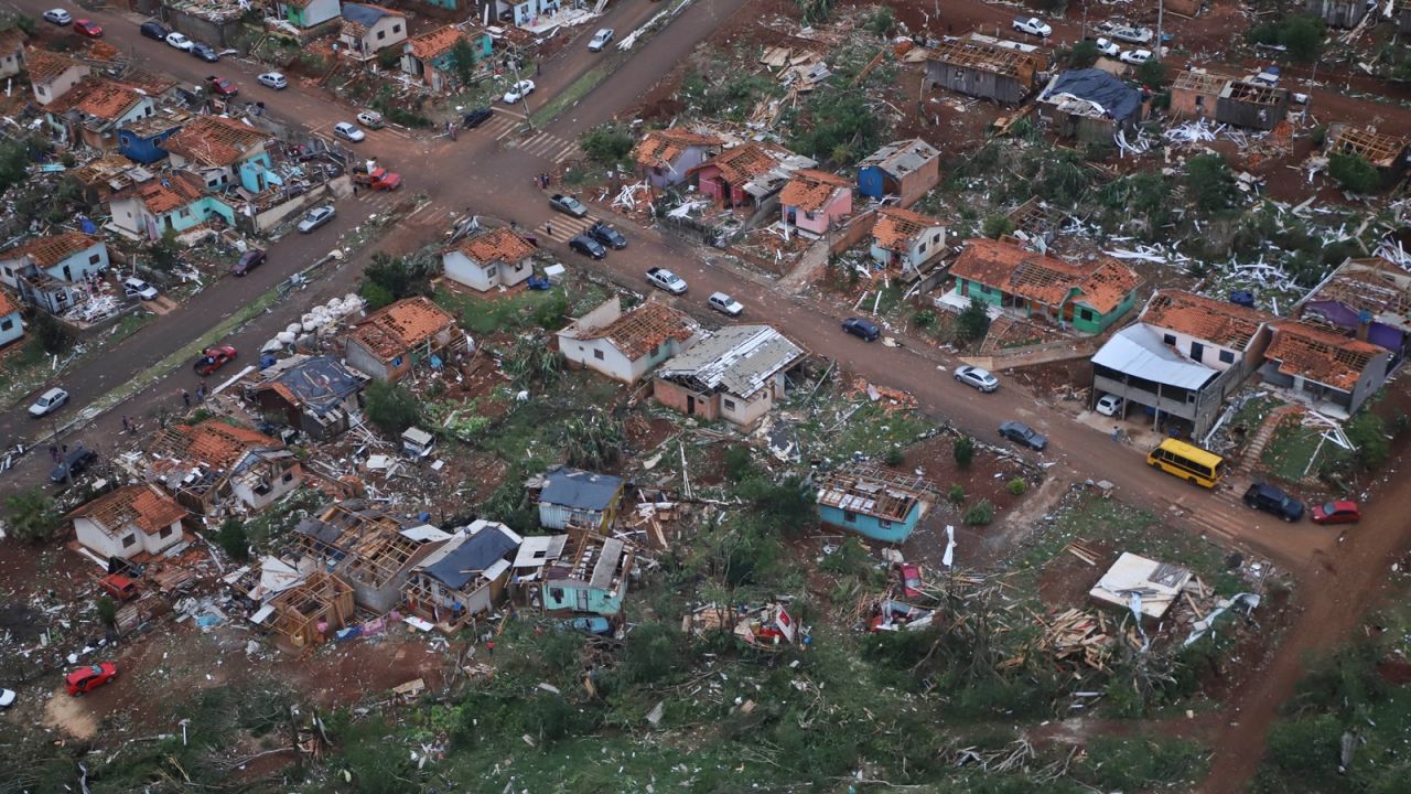 Governo do Paraná propõe lei com auxílio de R$ 50 mil por família para agilizar ajuda a cidades atingidas por tornado