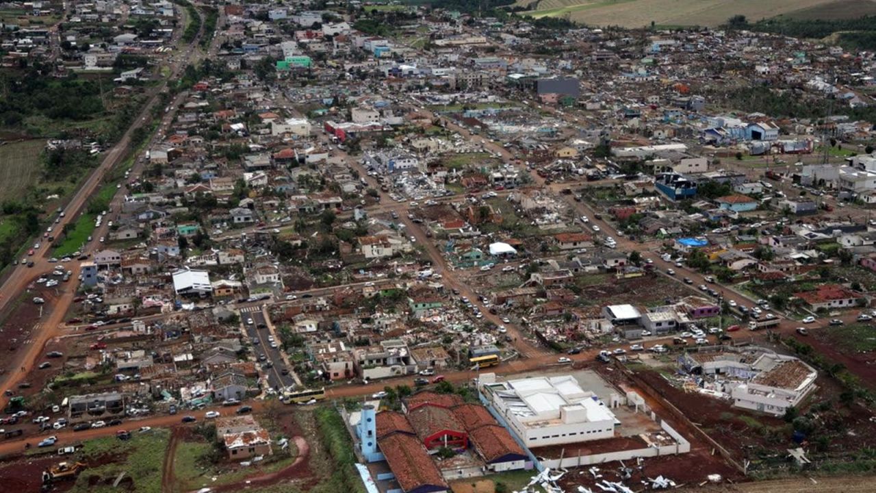 Paraná decreta calamidade pública após tornado destruir cidade