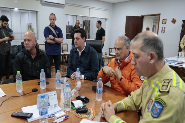 Imagem referente a notícia: Governo do Paraná envia 50 bombeiros e monta força-tarefa após tornado devastar Rio Bonito do Iguaçu