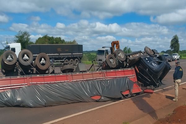 Imagem referente a notícia: Caminhão tomba na BR-163 entre Cascavel e Toledo e interdita pista no sentido Cascavel
