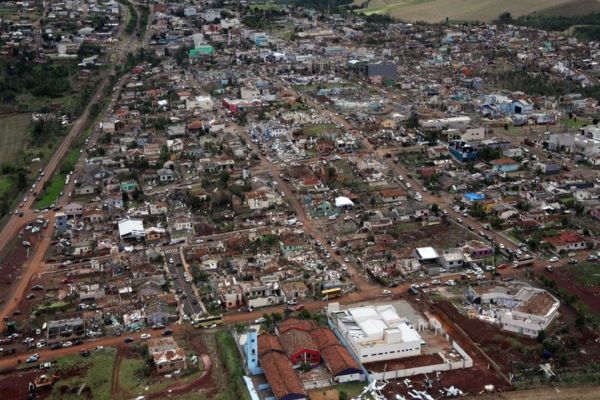 Imagem referente a notícia: Paraná decreta calamidade pública após tornado destruir cidade