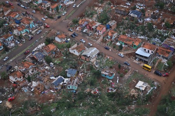 Governo do Paraná propõe lei com auxílio de R$ 50 mil por família para agilizar ajuda a cidades atingidas por tornado