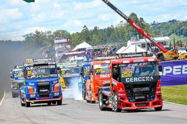 Imagem referente a notícia: Fórmula Truck tem vitória de Diego Collet de ponta a ponta na categoria F-Truck