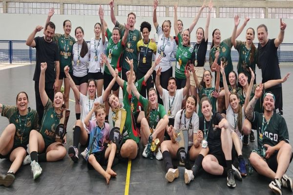 Imagem referente a notícia: Emoção e celebração marcam a final do Campeonato Municipal de Handebol 2025 em Cascavel