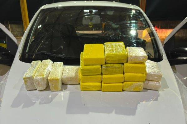 PRF apreende mais de 17 kg de cocaína escondidos em compartimento oculto de veículo em Corbélia