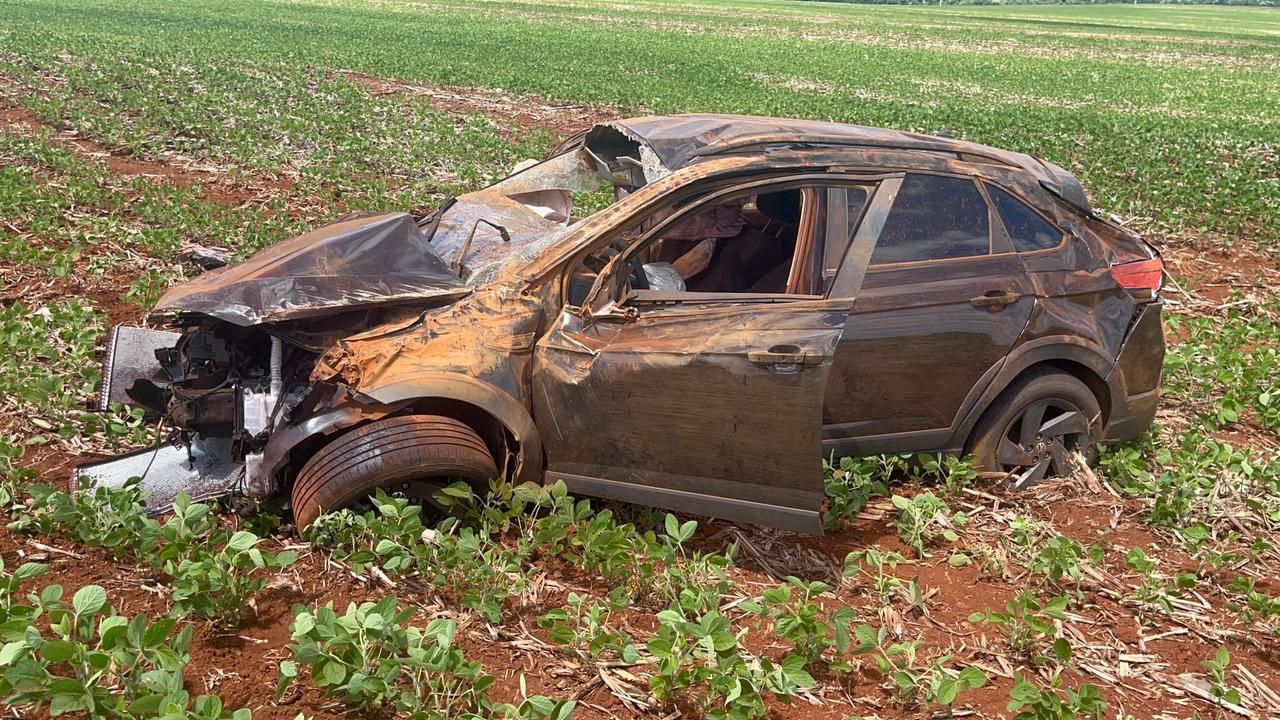 Carro roubado capota após fuga em alta velocidade na BR-369 entre Corbélia e Cascavel; Um suspeito morreu e outro ficou ferido