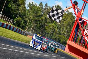 Imagem referente a notícia: Fogaça reestreia na Fórmula Truck com show e vitória em Guaporé