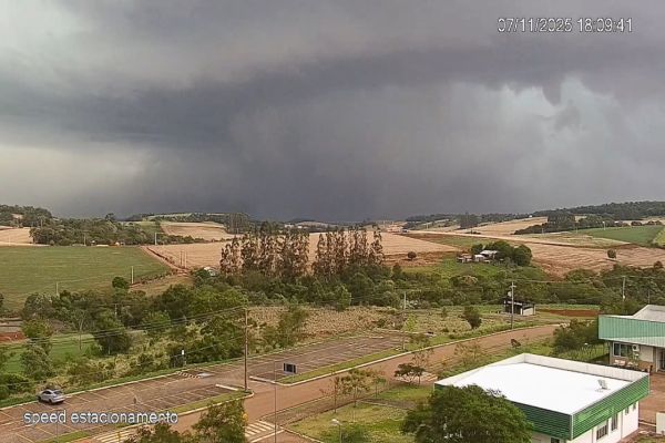 Imagem referente a notícia: Tornado é flagrado por câmeras da UFFS em Laranjeiras do Sul e impressiona pela força da natureza