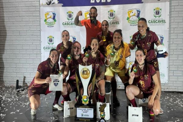 Imagem referente a notícia: T.P.M Futsal conquista título do Campeonato Amador de Cascavel com goleada na final