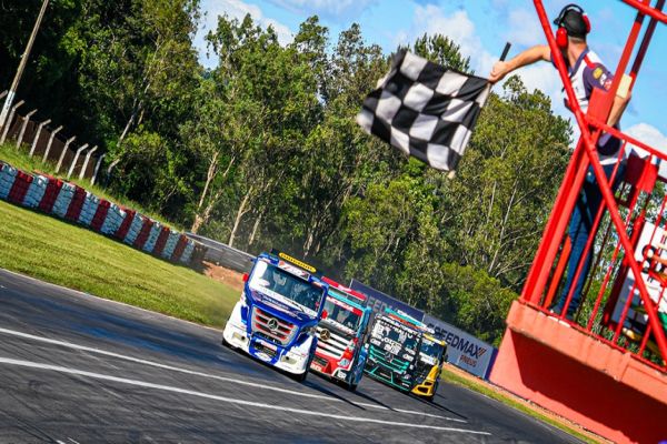 Imagem referente a notícia: Fogaça reestreia na Fórmula Truck com show e vitória em Guaporé