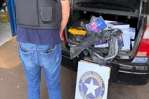 Imagem referente a notícia: Receita Federal em Cascavel realiza fiscalização e apreende R$ 90 mil em eletrônicos