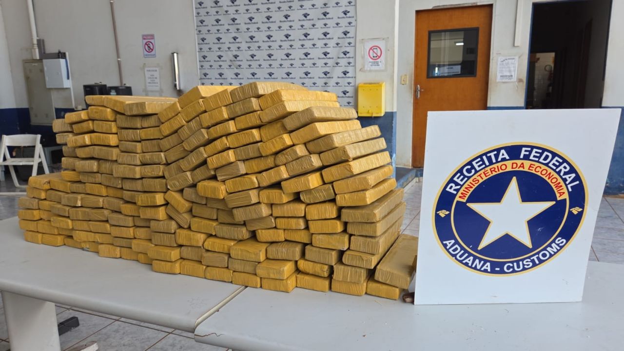 Receita Federal em Cascavel retém 126 kg de substância análoga à maconha escondida em móveis de MDF