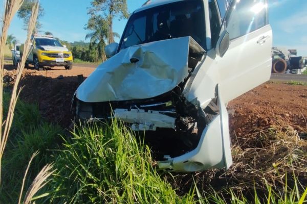 Imagem referente a notícia: Colisão Frontal entre Pajero e Caminhão é registrada na PR-484 em Três Barras do Paraná