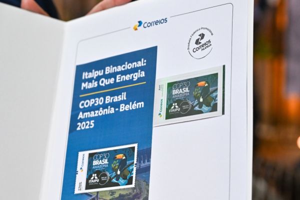 Imagem referente a notícia: Correios lançam selos comemorativos no estande da Itaipu na COP30