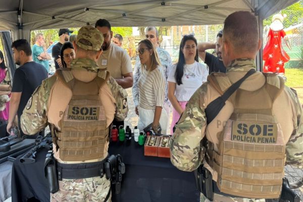 Imagem referente a notícia: PPPR leva à Feira do Pequeno Produtor de Cascavel o cotidiano do trabalho penitenciário em alusão ao Dia do Policial Penal