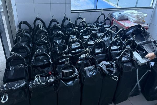 Imagem referente a notícia: Polícia Civil apreende mais de 1 tonelada de cocaína em Paranaguá