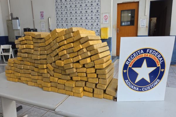 Imagem referente a notícia: Receita Federal em Cascavel retém 126 kg de substância análoga à maconha escondida em móveis de MDF