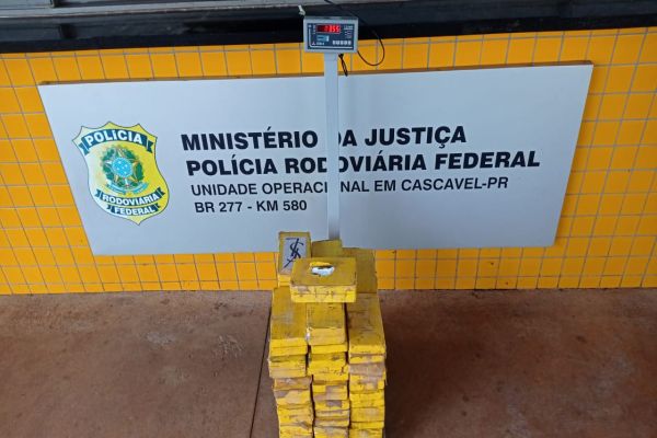 Imagem referente a notícia: PRF apreende mais de 83 quilos de cocaína escondidos em pneus de carreta na BR-277, em Cascavel