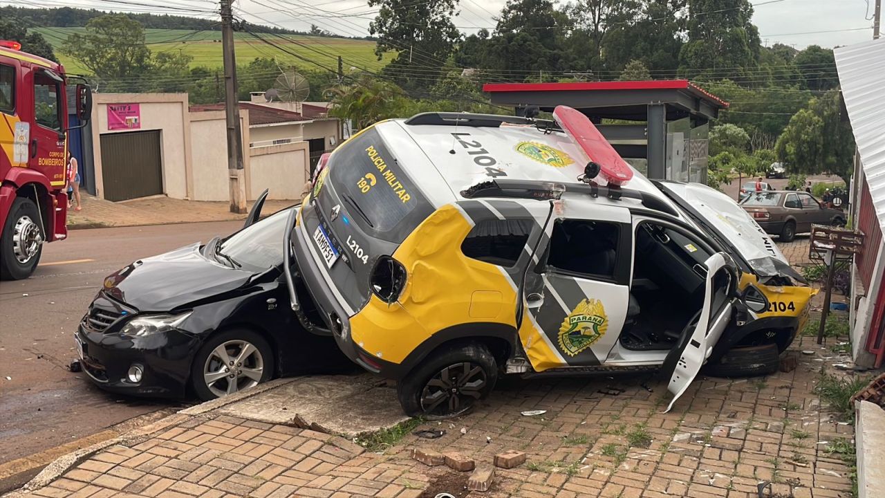 Viatura da PM sobe sobre Corolla após colisão na Região Norte, em Cascavel