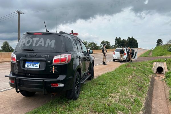 Imagem referente a notícia: Suspeitos de tentativas de roubo são detidos pela ROTAM na BR-163 em Capitão Leônidas Marques