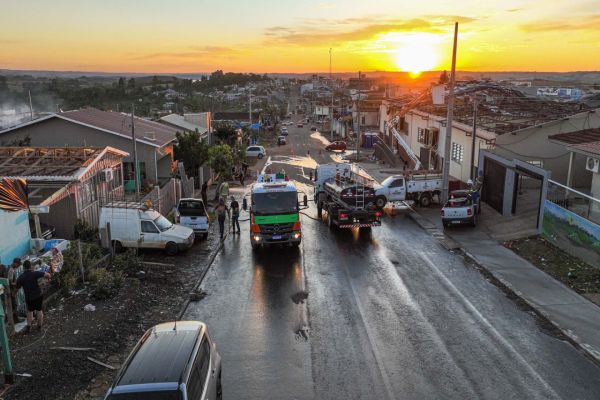 Imagem referente a notícia: Caminhões hidrojatos ajudam na limpeza de Rio Bonito do Iguaçu