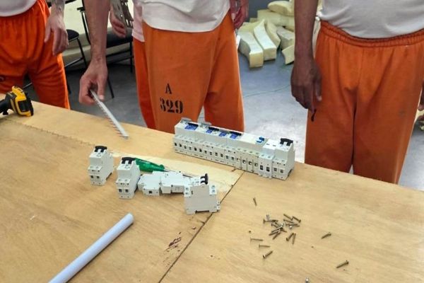 Em Cascavel, capacitação em elétrica predial prepara pessoas privadas de liberdade para um novo recomeço