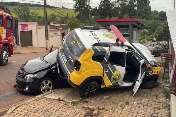 Imagem referente a notícia: Viatura da PM sobe sobre Corolla após colisão na Região Norte, em Cascavel
