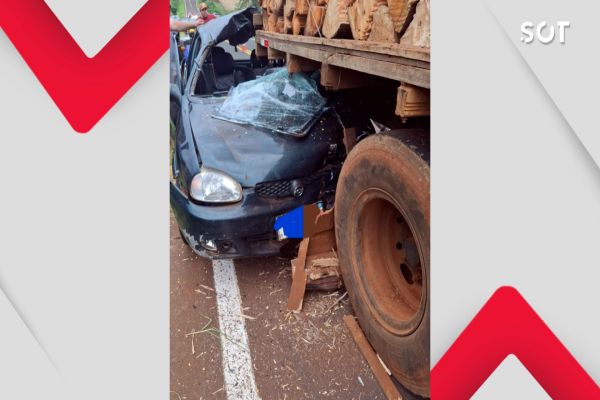Imagem referente a notícia: Idoso fica ferido após colisão entre carro e caminhão parado na PR-484, em Quedas do Iguaçu