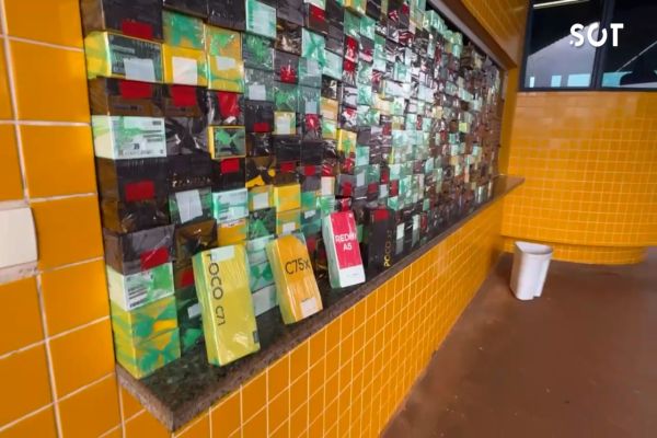 PRF apreende 500 celulares contrabandeados escondidos em fundo falso de carreta no Paraná