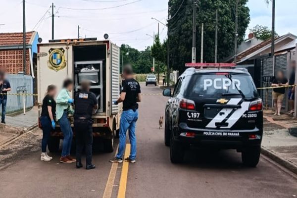 Mulher foi encontrada sem vida dentro da própria residência; ação integrada da PM resultou na rápida prisão do autor