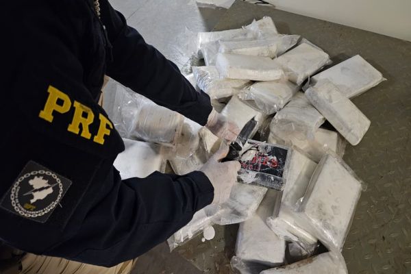 PRF flagra 78,5 kg de cocaína durante treinamento de fiscalização em Guaíra
