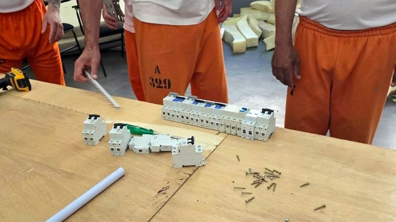 Em Cascavel, capacitação em elétrica predial prepara pessoas privadas de liberdade para um novo recomeço