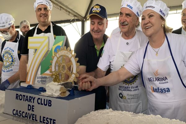 Imagem referente a notícia: Bolo gigante marca celebração dos 74 anos de Cascavel