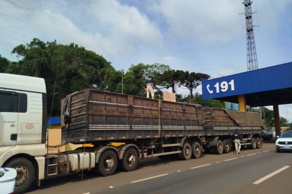 PRF flagra carreta carregada com milho transportando cerca de 400 caixas de cigarros contrabandeados em Cascavel