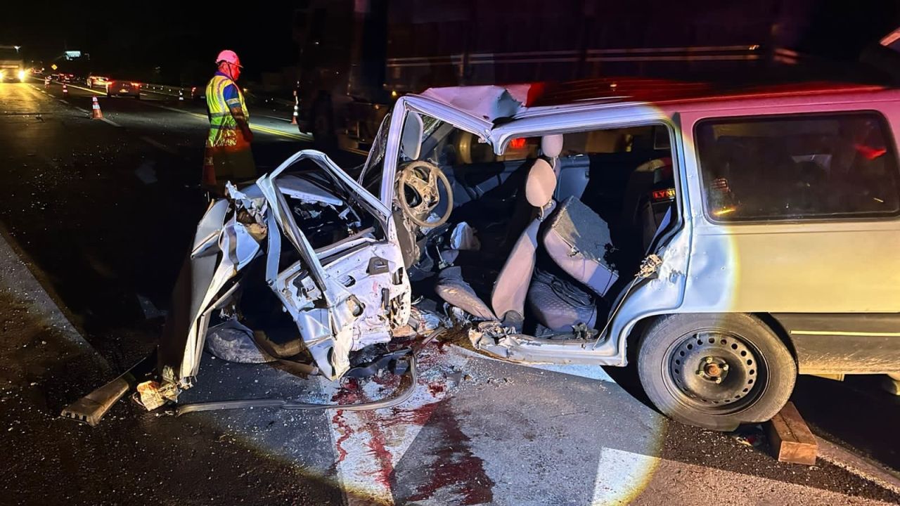Colisão frontal deixa três pessoas feridas na BR-277 em Palmeira