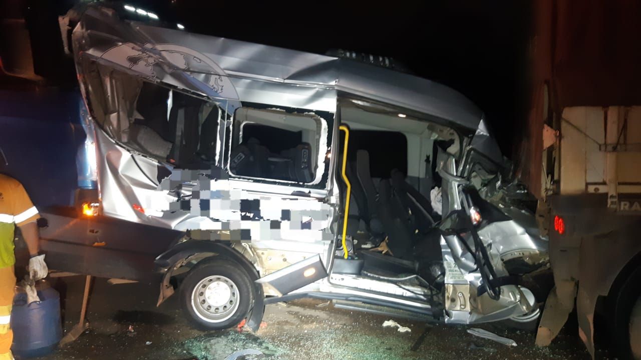 Engavetamento na BR-376 deixa quatro pessoas feridas e bloqueia rodovia por mais de três horas em Ponta Grossa