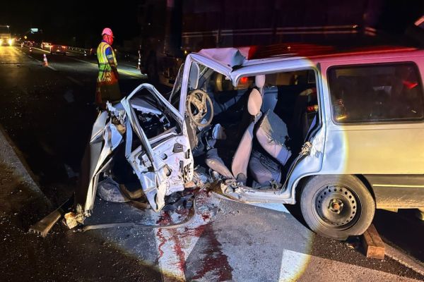 Imagem referente a notícia: Colisão frontal deixa três pessoas feridas na BR-277 em Palmeira