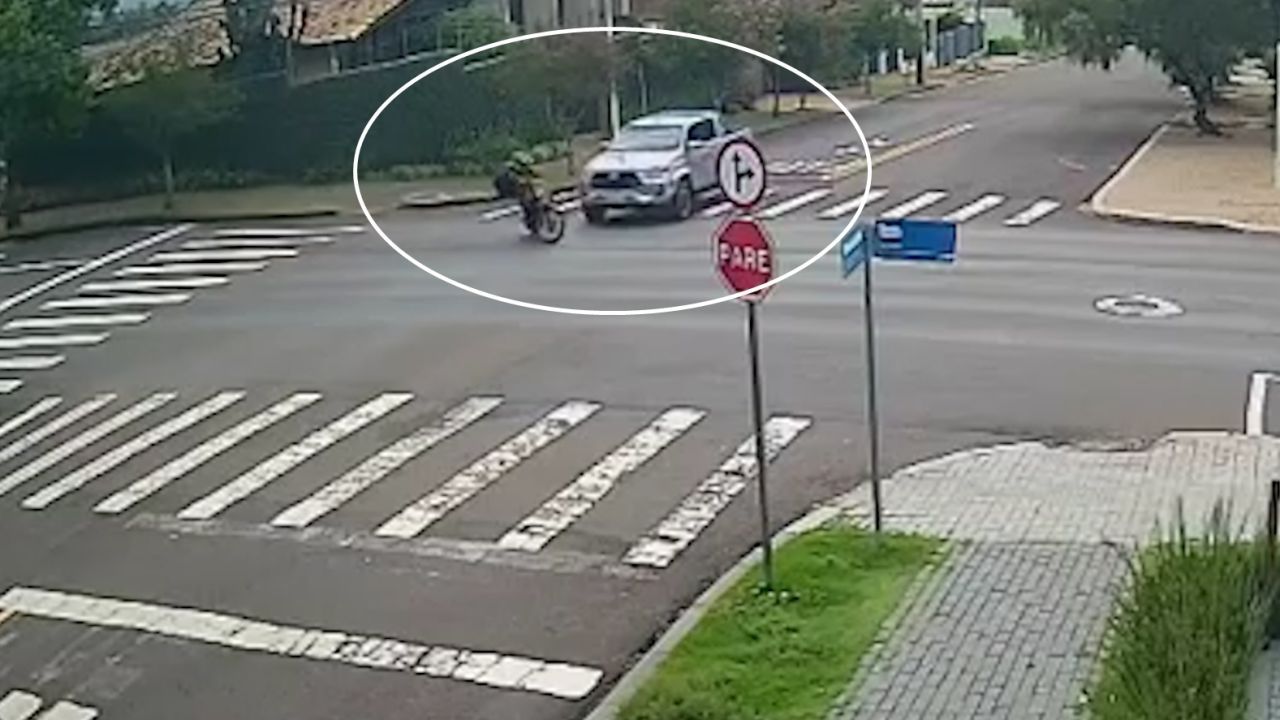 Motociclista de 21 anos fica ferido após tentar evitar colisão no Centro de Cascavel