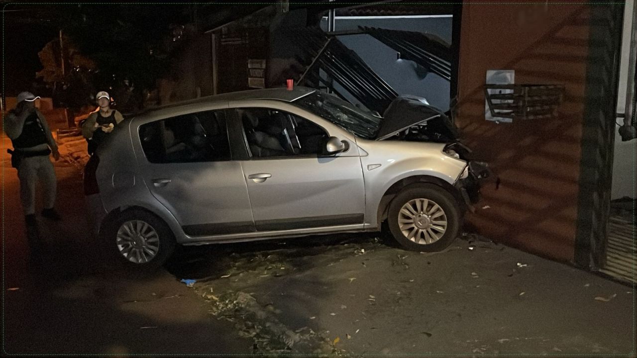 Cadeirante perde o controle de veículo e destrói portão de residência em Cascavel
