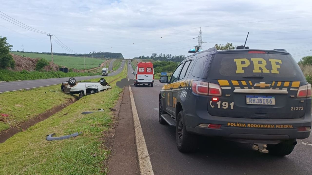 Saída de pista seguida de capotamento deixa idoso morto na BR-376, em Nova Esperança