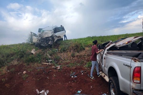 Imagem referente a notícia: Colisão frontal entre F-250 e Tiguan deixa um morto e vários feridos na BR-369, em Ubiratã