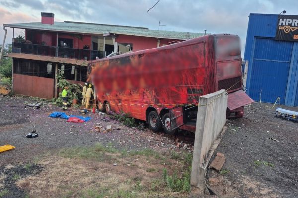 Imagem referente a notícia: Ônibus de banda colide com carro e invade residência em Pato Branco; Uma pessoa morreu e outra foi socorrida