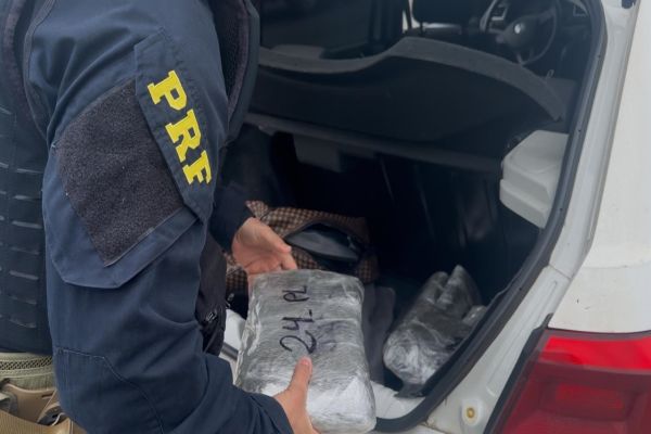 Imagem referente a notícia: PRF apreende 24,5 kg de haxixe em abordagem na BR-369, no norte do Paraná