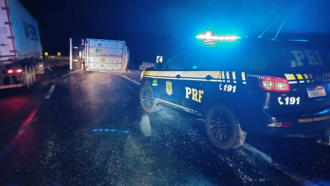 Caminhão tomba na Serra do Cadeado e motorista de 67 anos morre no local