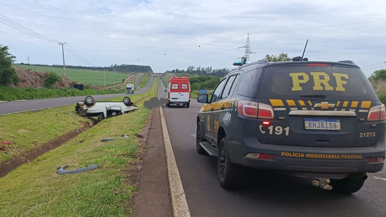 Saída de pista seguida de capotamento deixa idoso morto na BR-376, em Nova Esperança
