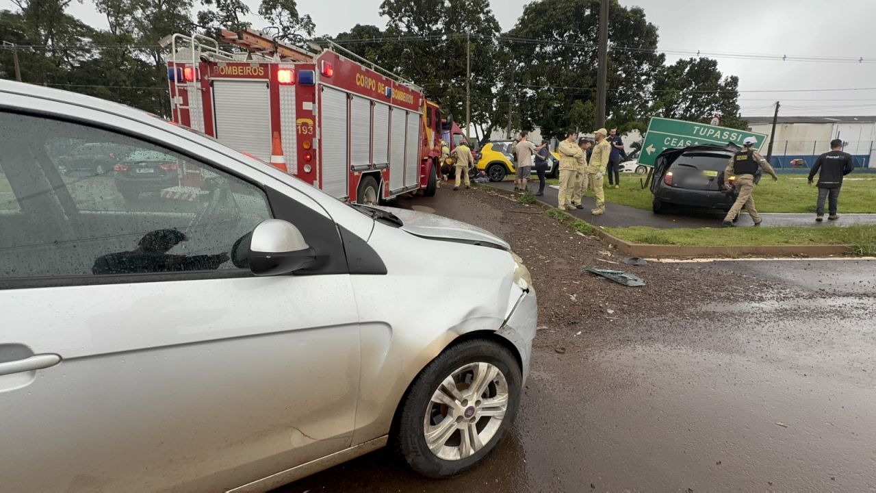Carros colidem no trevo de acesso à Ceasa e deixam uma pessoa ferida em Cascavel