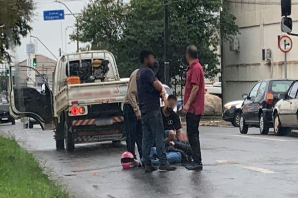 Imagem referente a notícia: Mulher fica ferida após queda de moto causada por óleo na via em Cascavel