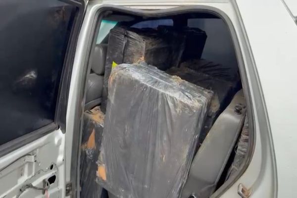 Imagem referente a notícia: PRF apreende veículo com 10 mil maços de cigarros contrabandeados na região de Toledo