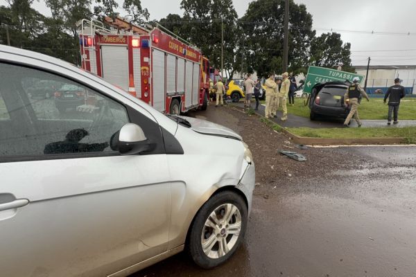 Imagem referente a notícia: Carros colidem no trevo de acesso à Ceasa e deixam uma pessoa ferida em Cascavel